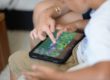 Enfant et parent utilisant Graphonémo sur une tablette