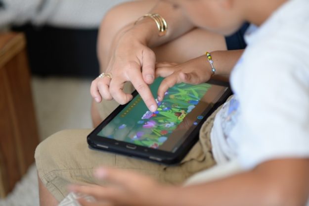Enfant et parent utilisant Graphonémo sur une tablette