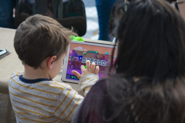 Elève qui joue à Graphonémo sur tablette