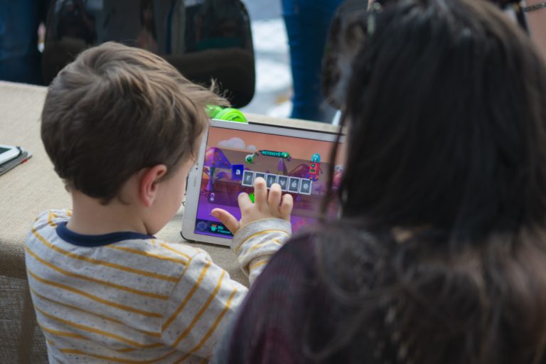 Elève qui joue à Graphonémo sur tablette