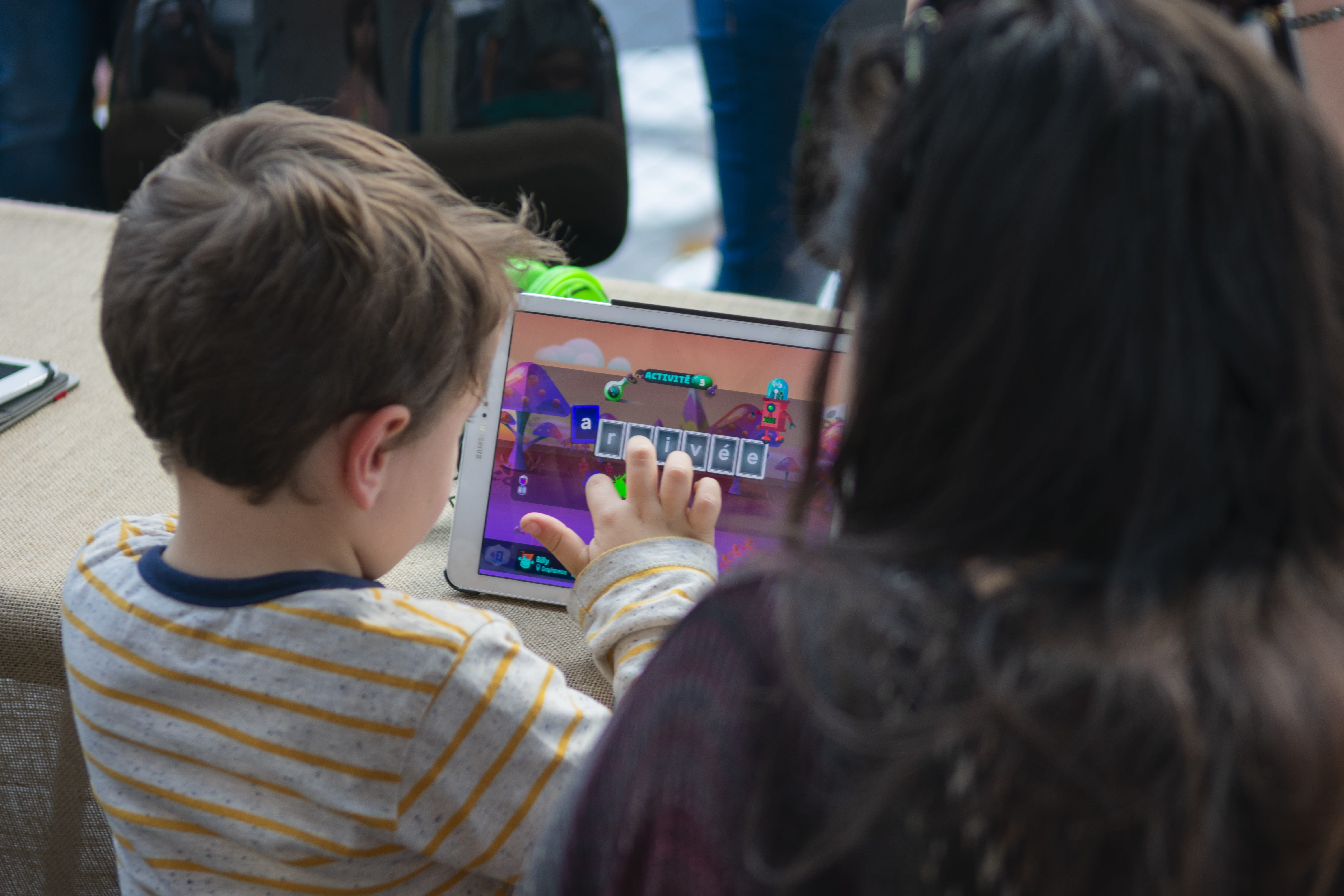 Les élèves des classes tablettes peuvent apprendre à lire avec Graphonémo Elève qui joue à Graphonémo sur tablette