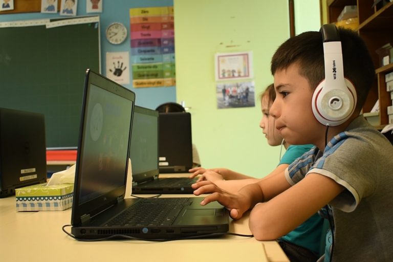 élève qui apprend à lire avec Graphonémo
