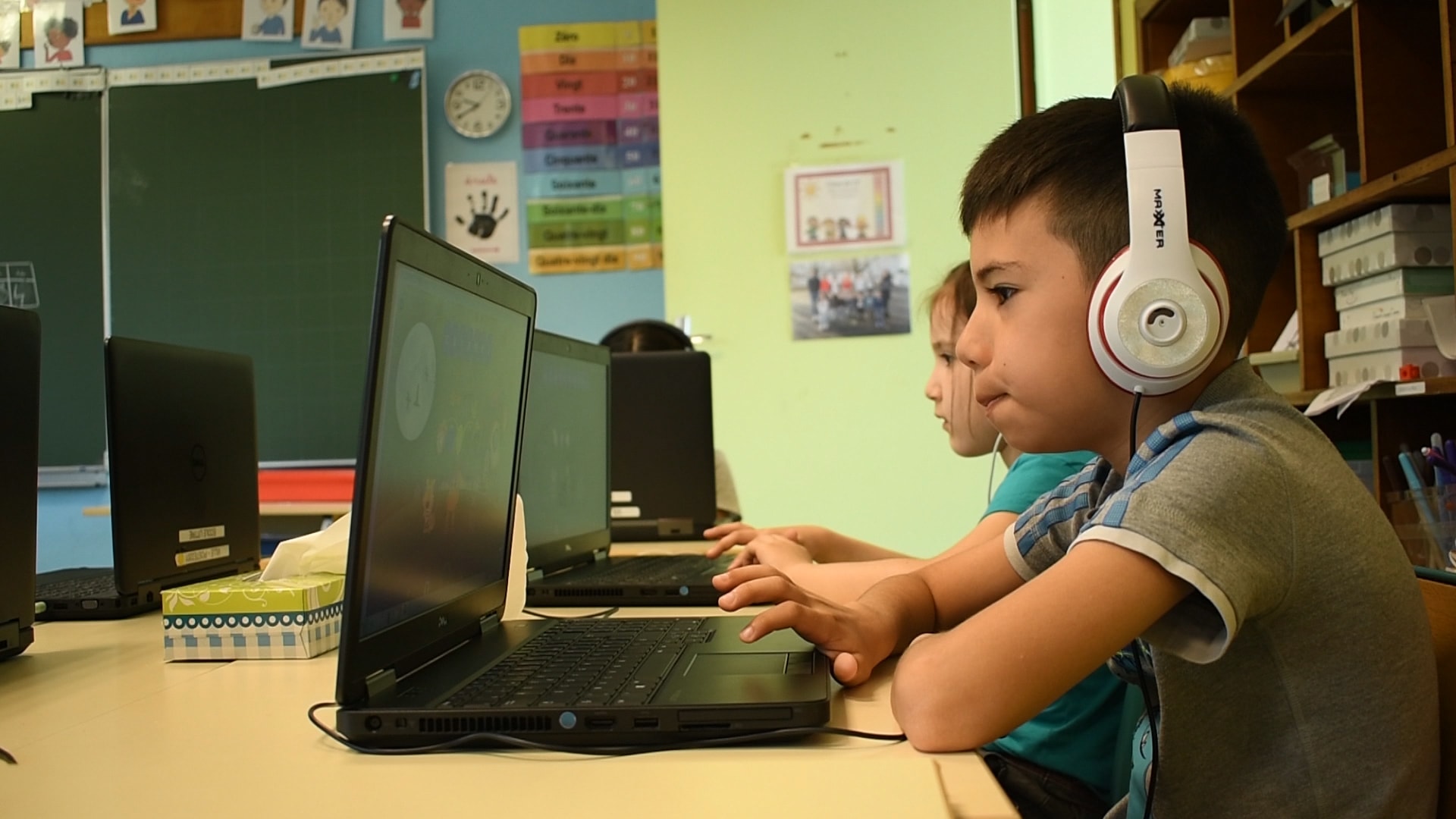 Apprendre à lire en classe avec Graphonémo élève qui apprend à lire avec Graphonémo